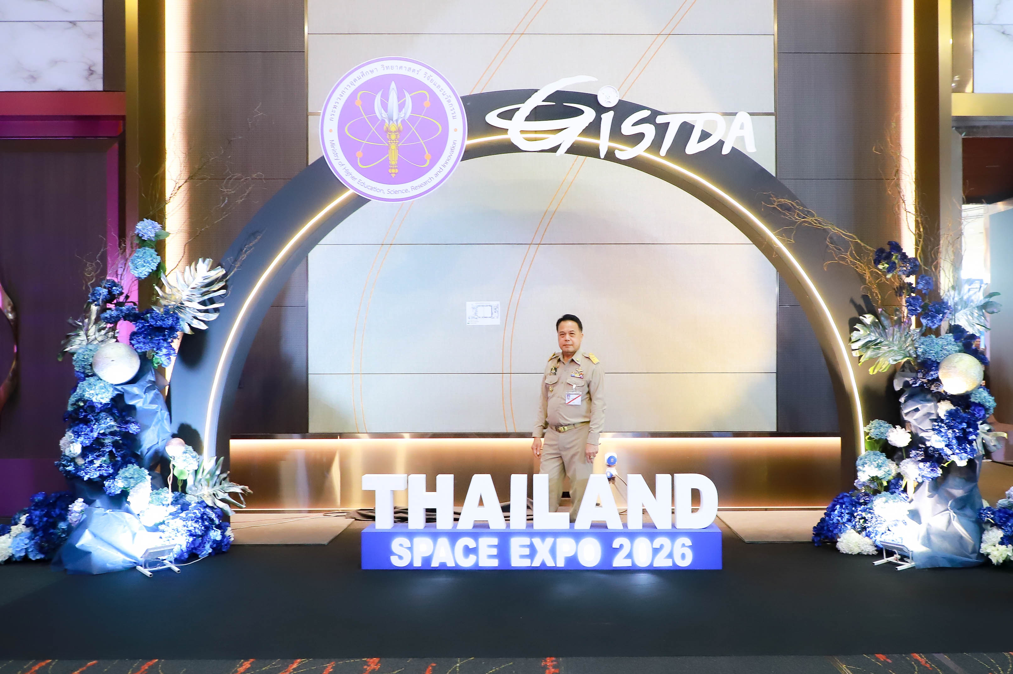 title - รองเลขาธิการ ส.ป.ก. ร่วมเฝ้าทูลละอองพระบาทรับเสด็จฯ และร่วมพิธีเปิดงาน มหกรรมด้านอวกาศแห่งชาติ